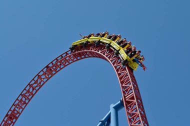 GOLD Kıyı, AUS - OCT 10 2023: Süpermen Kaçışı 'na katılan turistler Dünya Altın Sahili Queensland Avustralya' da. 2 saniyede 0 'dan 100 km hıza (62 mph) ulaşan bir ivmelendirici..