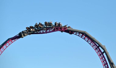 GOLD Kıyı, AUS - 10 2023: Avustralya Film Dünyası Altın Sahili Queensland 'da DC Rakipleri HiperCoaster' a binen turistler. Güney Yarımküre 'deki en uzun, en hızlı ve en uzun hipermetrodur..