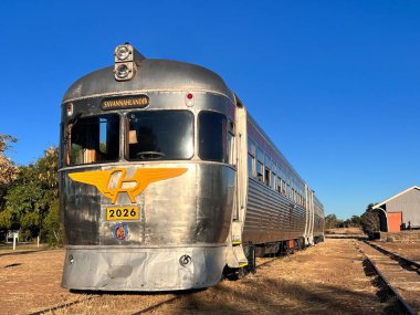 MT SURPRISE, QLD - 22 Temmuz 2023: The Savannahlander. Avustralya 'nın Kuzey Queensland Avustralya' da faaliyet gösteren bir yolcu treni.