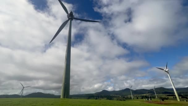 Cairns July 2023 ウィンディヒルウィンドファーム オーストラリアのクイーンズランド州アテナトンタブランドのラヴェンシュ近くの風力発電所 最初の国の人々は主に風力発電所の拡張に反対しています — ストック動画