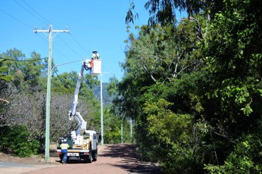 BRISBANE - AUG 06 2023: Elektrik teknisyeni yüksek voltajlı elektrik hattını tamir etti. Kömür toplam üretimin yüzde 54 'ü, yenilenebilir enerjiden ise sadece yüzde 24' ü..