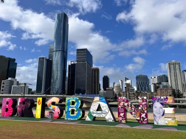 BRISBANE - OCT 04 2023: Brisbane City tabelası ile Brisbane şehir merkezi merkez iş bölgesi silueti Brisbane güney bankasının manzarası. Brisbane, Avustralya 'nın Queensland eyaletinin başkentidir..