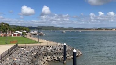 Avustralya 'nın Cooktown Cape York Queensland kentindeki Endeavour Nehri rıhtım girişinin hava manzarası.