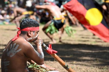 LAURA, QLD - 08 Temmuz 2023: Avustralya yerlileri Laura Quinkan Dans Festivali Cape York Queensland Avustralya 'da Avustralya Aborjin Bayrağını taşıyorlar.