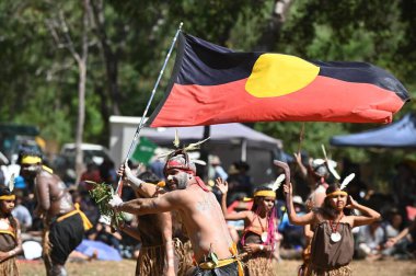 LAURA, QLD - 08 Temmuz 2023: Avustralya yerlileri Laura Quinkan Dans Festivali Cape York Queensland Avustralya 'da Avustralya Aborjin Bayrağını taşıyorlar.
