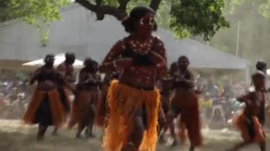 LAURA, QLD - 08 Temmuz 2023: Laura Quinkan Dans Festivali Cape York Queensland, Avustralya 'da Aborjin Avustralyalılar törensel dansı. Törenler dans, şarkı, ritüeller, vücut dekorasyonları ve kostümleri birleştirir