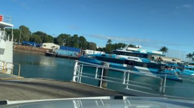 TOWNSVILLE, QLD - 06: 2023: Magnetic Island feribotu üzerinde araç sürüşü. Townsville ve Magnetic Island arasındaki feribot yolculuğu yaklaşık 25 dakika sürer ve yaklaşık 11 km uzaklıktadır..