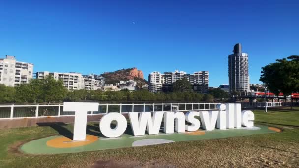 Townsville Qld Aug 2023 Townsville Teken Tegen Skyline Van Stad — Stockvideo