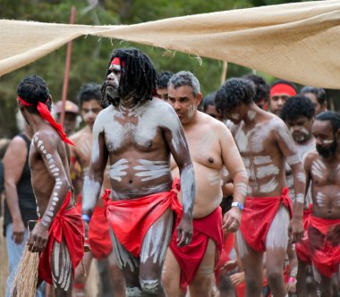 LAURA, QLD - 08 Temmuz 2023: Laura Quinkan Dans Festivali Pelerin York Queensland Avustralya 'da düzenlenen tören dansında yerli erkekler..