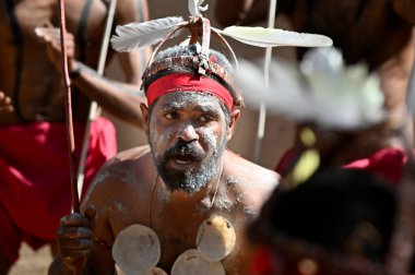LAURA, QLD - 08 Temmuz 2023: Laura Quinkan Dans Festivali Pelerin York Queensland Avustralya 'da düzenlenen tören dansında yerli erkekler..