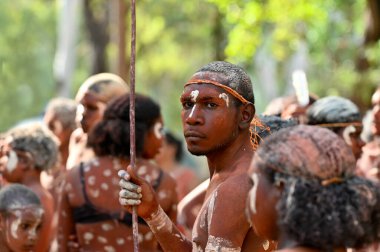 LAURA, QLD - 08 Temmuz 2023: Laura Quinkan Dans Festivali Cape York Queensland Avustralya 'da düzenlenen tören dansı sırasında yerli halk. Törenler dans, vücut dekorasyonu ve kostümleri birleştirir..