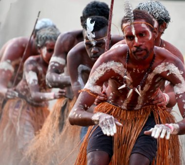 LAURA, QLD - 08 Temmuz 2023: Laura Quinkan Dans Festivali Pelerin York Queensland Avustralya 'da düzenlenen tören dansında yerli erkekler..