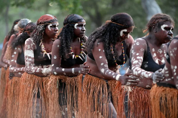 LAURA, QLD - 08 Temmuz 2023: Laura Quinkan Dans Festivali Pelerin York Queensland Avustralya 'da düzenlenen tören dansı sırasında yerli Avustralyalı kadınlar..