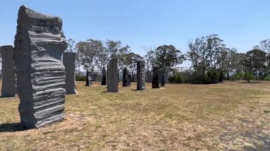GLEN INNES, NSW - OCT 31 2023: Avustralya 'da Glen Innes New South Wales, Avustralya' daki Washpool Ulusal Parkı 'nda listelenen büyük monolit ve dünya mirası olan Avustralya Ayaklı Taşları,. 
