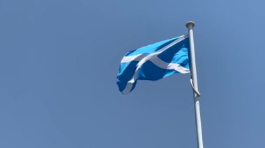 İskoçya Ulusal Bayrağı (St Andrew 's Cross veya Saltire) açık mavi gökyüzünde izole edildi. 