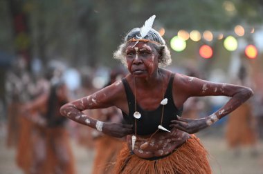 LAURA, QLD - 08 Temmuz 2023 Laura Quinkan Dans Festivali Cape York Avustralya 'da düzenlenen tören dansı sırasında yerli Avustralyalı kadınlar. Törenler dans, şarkı, ritüeller, vücut dekorasyonları ve kostümleri birleştirir