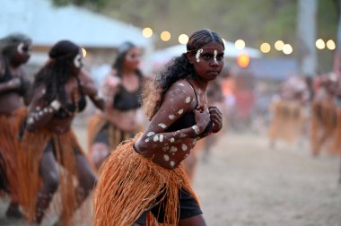 LAURA, QLD - 08 Temmuz 2023 Laura Quinkan Dans Festivali Cape York Avustralya 'da düzenlenen tören dansı sırasında yerli Avustralyalı kadınlar. Törenler dans, şarkı, ritüeller, vücut dekorasyonları ve kostümleri birleştirir