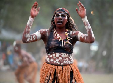 LAURA, QLD - 08 Temmuz 2023: Laura Quinkan Dans Festivali Cape York Avustralya 'da düzenlenen tören dansı sırasında yerli halk. Törenler dans, şarkı, ritüeller, vücut dekorasyonları ve kostümleri birleştirir