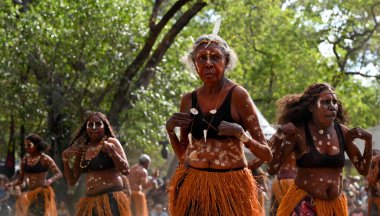 LAURA, QLD - 08 Temmuz 2023 Laura Quinkan Dans Festivali Cape York Avustralya 'da düzenlenen tören dansı sırasında yerli Avustralyalı kadınlar. Törenler dans, şarkı, ritüeller, vücut dekorasyonları ve kostümleri birleştirir