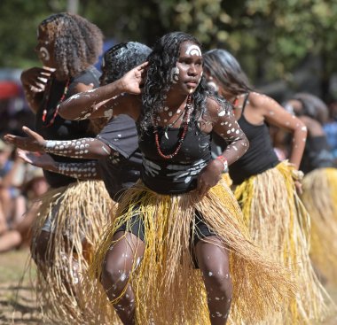 LAURA, QLD - 08 Temmuz 2023 Laura Quinkan Dans Festivali Cape York Avustralya 'da düzenlenen tören dansı sırasında yerli Avustralyalı kadınlar. Törenler dans, şarkı, ritüeller, vücut dekorasyonları ve kostümleri birleştirir