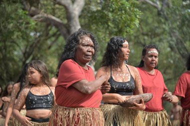 LAURA, QLD - 08 Temmuz 2023 Laura Quinkan Dans Festivali Cape York Avustralya 'da düzenlenen tören dansı sırasında yerli Avustralyalı kadınlar. Törenler dans, şarkı, ritüeller, vücut dekorasyonları ve kostümleri birleştirir