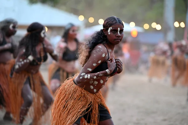 LAURA, QLD - 08 Temmuz 2023 Laura Quinkan Dans Festivali Cape York Avustralya 'da düzenlenen tören dansı sırasında yerli Avustralyalı kadınlar. Törenler dans, şarkı, ritüeller, vücut dekorasyonları ve kostümleri birleştirir