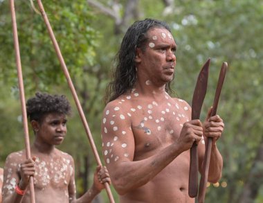 LAURA, QLD - 08 Temmuz 2023: Laura Quinkan Dans Festivali Cape York Avustralya 'da düzenlenen tören dansı sırasında geleneksel silah tutan yerli Avustralyalı erkekler. Törenler dans, şarkı, ritüeller, vücut dekorasyonları ve kostümleri birleştirir