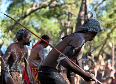 LAURA, QLD - 08 Temmuz 2023: Laura Quinkan Dans Festivali Cape York Avustralya 'da düzenlenen tören dansı sırasında geleneksel silah tutan yerli Avustralyalı erkekler. Törenler dans, şarkı, ritüeller, vücut dekorasyonları ve kostümleri birleştirir