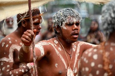 LAURA, QLD - 08 Temmuz 2023: Laura Quinkan Dans Festivali Cape York Avustralya 'da düzenlenen tören dansı sırasında geleneksel silahları tutan yerli Avustralyalı adam. Törenler dans, şarkı, ritüeller, vücut dekorasyonları ve kostümleri birleştirir