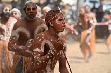 LAURA, QLD - 08 Temmuz 2023: Laura Quinkan Dans Festivali Cape York Avustralya 'da düzenlenen tören dansı sırasında geleneksel silahları tutan yerli Avustralyalı adam. Törenler dans, şarkı, ritüeller, vücut dekorasyonları ve kostümleri birleştirir