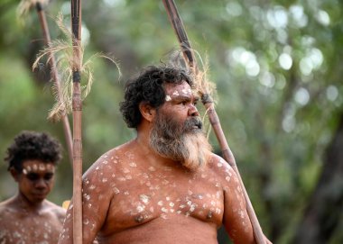 LAURA, QLD - 08 Temmuz 2023: Laura Quinkan Dans Festivali Cape York Avustralya 'da düzenlenen tören dansı sırasında geleneksel silahları tutan yerli Avustralyalı adam. Törenler dans, şarkı, ritüeller, vücut dekorasyonları ve kostümleri birleştirir