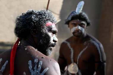 LAURA, QLD - 08 Temmuz 2023: Laura Quinkan Dans Festivali Cape York Avustralya 'da düzenlenen tören dansı sırasında geleneksel silahları tutan yerli Avustralyalı adam. Törenler dans, şarkı, ritüeller, vücut dekorasyonları ve kostümleri birleştirir