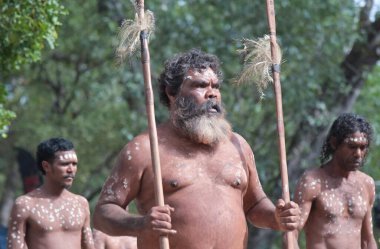 LAURA, QLD - 08 Temmuz 2023: Laura Quinkan Dans Festivali Cape York Avustralya 'da düzenlenen tören dansı sırasında geleneksel silahları tutan yerli Avustralyalı adam. Törenler dans, şarkı, ritüeller, vücut dekorasyonları ve kostümleri birleştirir