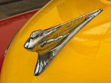 Altın Kıyı - OCT 10 2023: 1950 Chrysler Imperial metal sembolü ön motor kaputunda. Chrysler Imperial, 1926 'da tanıtıldı, Chrysler' in tarihinin büyük bir kısmında en iyi aracıydı..