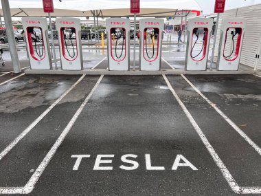 BRISBANE - 16 Şubat 2024: Boş Tesla Supercharger istasyonu. ABD 'li elektrikli araç (EV) devi Tesla, 2023 yılındaki önemli bir düşüş sonrasında hızlı satış büyüme hızının 2024 yılında devam etmeyeceğini öngördü..