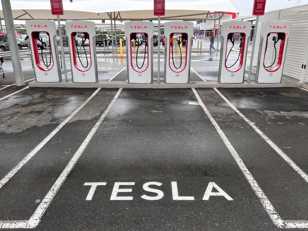 BRISBANE - 16 Şubat 2024: Boş Tesla Supercharger istasyonu. ABD 'li elektrikli araç (EV) devi Tesla, 2023 yılındaki önemli bir düşüş sonrasında hızlı satış büyüme hızının 2024 yılında devam etmeyeceğini öngördü..