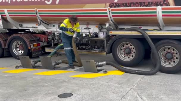 Brisbane Mar 2023 ガソリンスタンドで燃料を提供するオーストラリアの燃料トラック運転手 オーストラリアは 石油会社の数と主要な石油生産者と輸入業者です — ストック動画