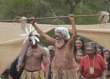 LAURA, QLD - 08 Temmuz 2023: Laura Quinkan Dans Festivali Cape York Avustralya 'da yerli halk seremoni dansında. Törenler dans, şarkı, ritüeller, vücut dekorasyonları ve kostümleri birleştirir