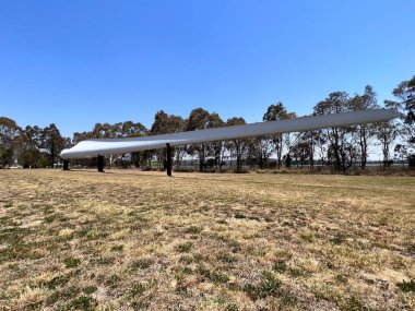 GLEN INES, NSW - OCT 31 2023: White Rock Wind Farms kudretli türbin bıçağı anıtı. New South Wales Avustralya 'daki Glen Innes güney yarımküredeki en büyük rüzgâr çiftliğine ev sahipliği yapıyor.