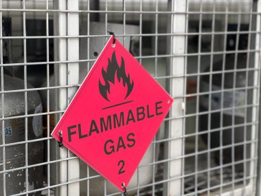 BRISBANE - NOV 08 2023: Gaz silindirlerindeki kırmızı yanıcı gaz işareti. Avustralyalıların% 48 'i evde yemek pişirmek için gaz ocağı kullanıyor ve Avustralyalıların% 7' si serin aylarda düzenli olarak gaz ısıtıcısı kullanıyor.