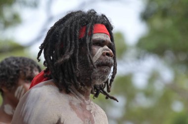 LAURA, QLD - 08 Temmuz 2023: Laura Quinkan Dans Festivali Cape York Avustralya 'da yerli erkekler tören dansında. Törenler dans, şarkı, ritüeller, vücut dekorasyonları ve kostümleri birleştirir