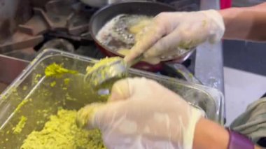 Orta Doğulu aşçı Falafel topları hazırlıyor. Mısır kökenli kızarmış bir top ya da köfte şeklinde börek.. 