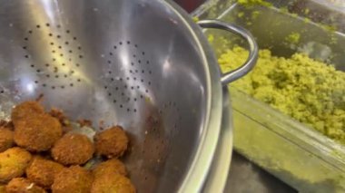 Orta Doğulu aşçı Falafel topları hazırlıyor. Mısır kökenli kızarmış bir top ya da köfte şeklinde börek.. 