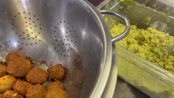 Středovýchodní Šéfkuchař Připravuje Falafelové Koule Smažený Míček Nebo Fritter Egyptského — Stock video