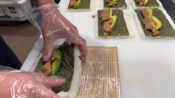 Zbliżenie Japońskiego Szefa Kuchni Sushi Przygotować Blat Kuchni Sushi — Wideo stockowe