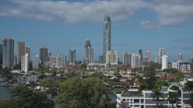 Nerang Nehri ve Sörfçüler Cenneti 'nin hava manzarası Gold Coast' un eğlence ve turizm merkezi.. 