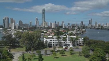 Nerang Nehri ve Sörfçüler Cenneti 'nin hava manzarası Gold Coast' un eğlence ve turizm merkezi.. 