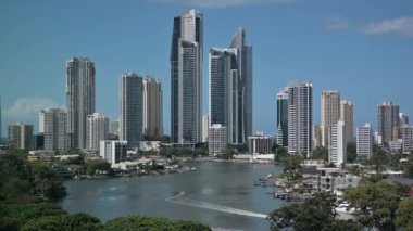 Nerang Nehri ve Sörfçüler Cenneti 'nin hava manzarası Gold Coast' un eğlence ve turizm merkezi.. 
