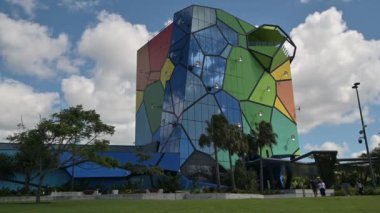 Gold Coast - 12 Şubat 2024: HOTA Sanat Galerisi Sörfçülerin Cennet Altın Sahil Queensland Sanat Merkezi, Avustralya.