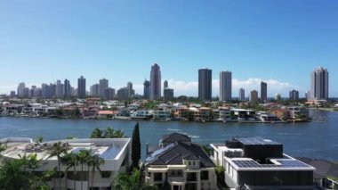 360 derece panoramik hava aracı manzarası Surfers Paradise şehrinin ufuk çizgisi ve Gold Coast, Queensland Avustralya 'daki Nerange nehri üzerindeki konut binaları